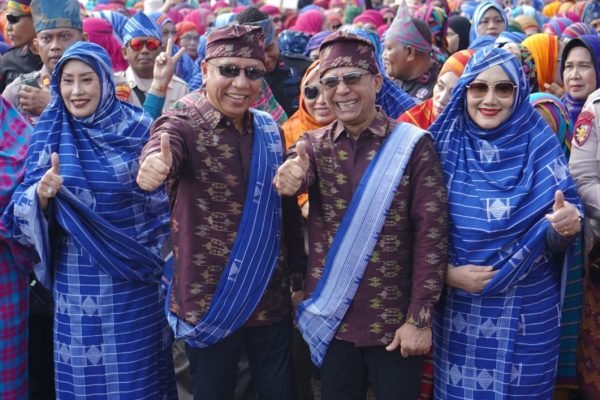 Wali Kota Bima dan Wakil Wali Kota Bima bersama istri saat Pawai Rimpu Mantika 2026.