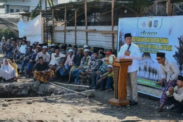 Gubernur NTB, Lalu Muhamad Iqbal saat hadiri peletakan batu pertama pembangunan Madjid di Suralaga Lombok Timur. Foto. Dok. Pemda