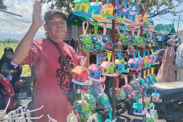 Udin, pedagang kaliomang di Asrama Haji Embarkasi Lombok. (foto kicknews.today/wn)