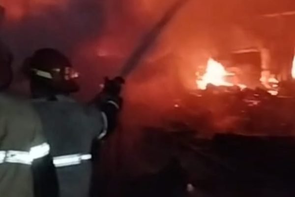 Pemadam kebakaran berusaha memadamkan api di pasar Umum Pringgabaya. Foto. Ist