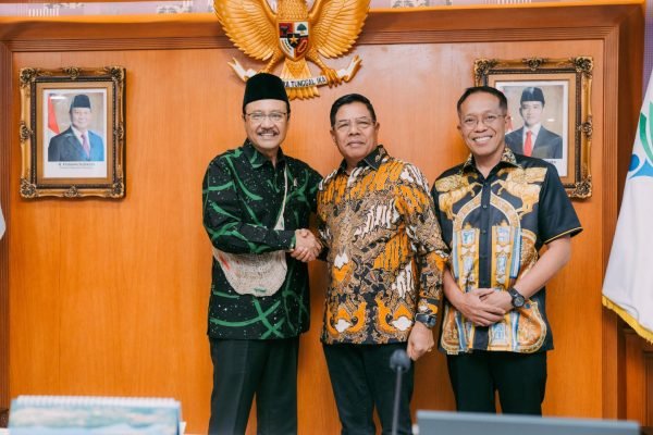 Bupati Lombok Timur, H. Haerul Warisin dan Sekda Lombok Timur saat audiensi ke Kementrian Sosial, Saifullah Yusuf.