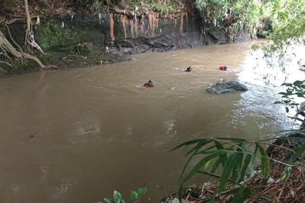 Tim SAR gabungan lakukan pencarian remaja terseret arus sungai di Kuripan Lombok Barat.