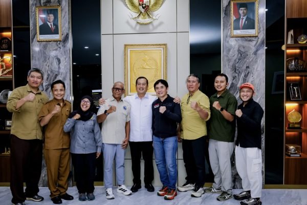 Gubernur NTB H Lalu Muhamad Iqbalsaat menerima audiensi Founder Rinjani Trail Run di ruang kerjanya (foto kicknews.today/adpim)