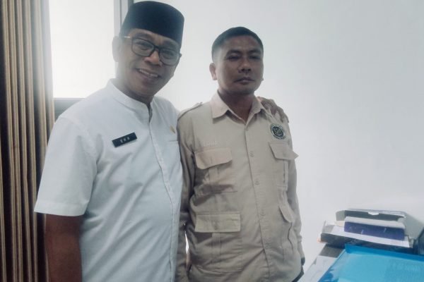 Kepala Kemenhaj Kota Bima H Eka Iskandar MSI dan Kasi Bina Pelayanan, Saifudin. Foto: Juwair/ kicknews.today