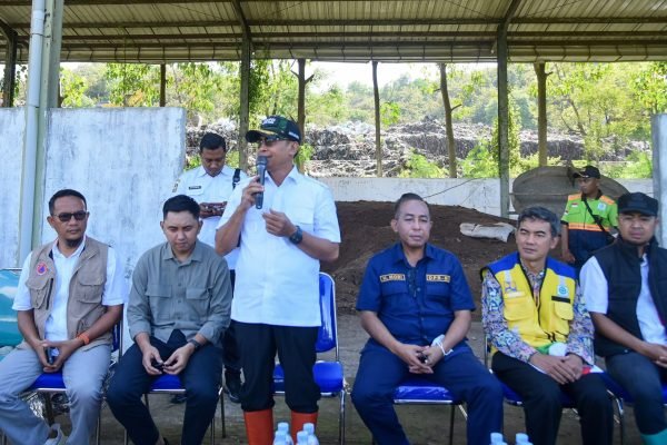 Wakil Wali Kota Bima Feri Sofiyan, SH mendampingi Anggota Komisi V DPR RI Mori Hanafi melakukan peninjauan langsung ke TPA Oi Mbo.