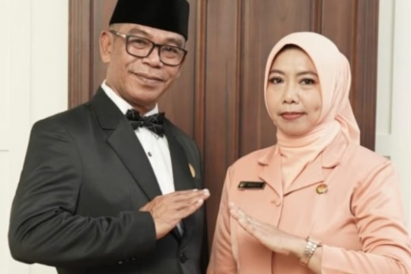 Kepala Kemenhaj Kota Bima H Eka Iskandar MSi bersama istri.