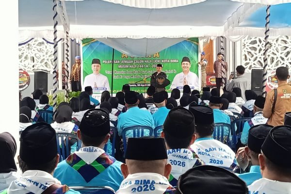 Kegiatan pelepasan JCH Kota Bima di halaman Pemkot Bima.