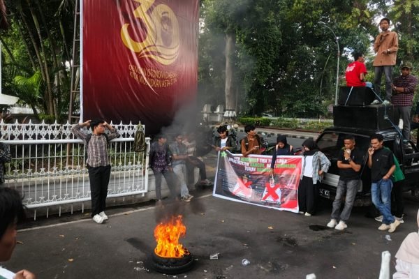 Demo mahasiswa Soromandi Bima di Kantor Gubernur NTB. Foto: Ist