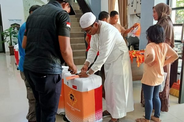 Kepala Kemenhaj Kota Bima H Eka Iskandar saat menerima koper jamaah calon haji.