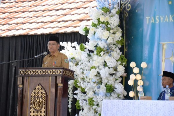 Asisten II Setda Kota Bima, Drs. H. Supratman di acara perpisahan siswa SMAN 4 Kota Bima.