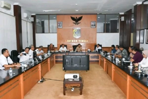 Saat Dinas Perindustrian Provinsi NTB bersama Perum Bulog dan pemda Lombok Timur melakukan Audiensi terkait program desa berdaya. Foto. Dok. Pemda