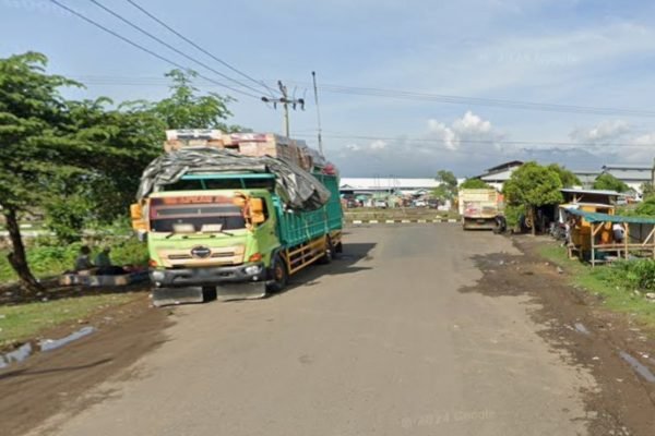 Kendaraan besar parkir di jalan kawasan Amahami Kota Bima. Foto: Maps