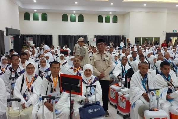 Kepala Kemenhaj Kota Bima H Eka Iskandar saat mendampingi JCH.