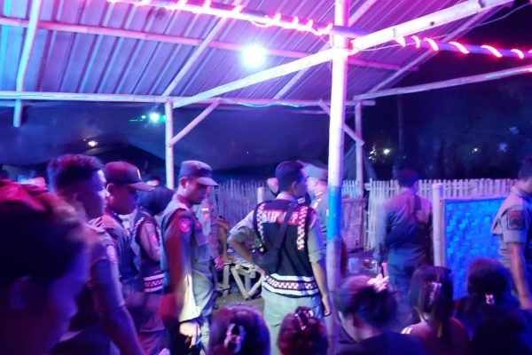 Beberapa perempuan dan puluhan botol miras ditemukan saat razia kafe oleh Pol PP Lombok Timur. Foto. Ist