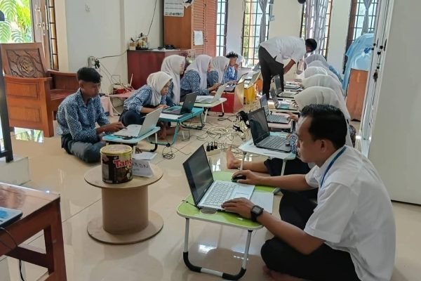 Pemkot Bima bantu Starlink tunjang belajar siswa SMPN 12 Lelamase.