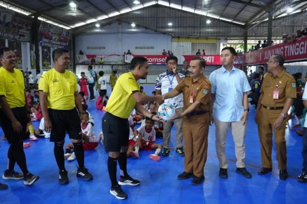 Asisten III Setda Kota Bima, Drs. Muhammad Saleh Yasin membuka turnamen futsal antar pelajar sekolah Kota Bima.
