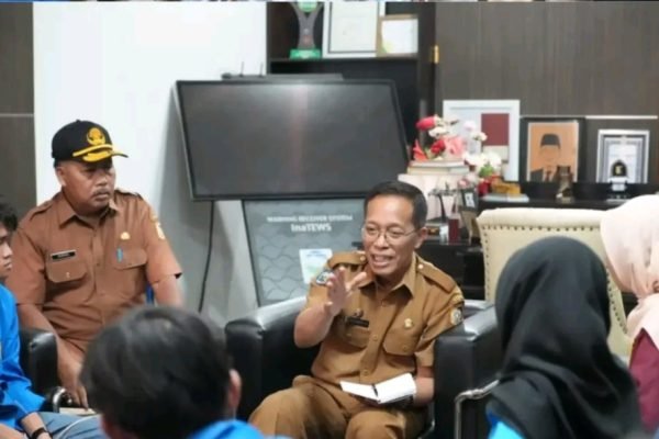 Sekda Lombok Timur, H.M Juaini Taofik saat berdiskusi dengan para BEM dari berbagai kampus di Lombok Timur. Foto. Dok. Pemda