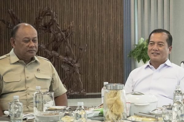 Kepala BGN RI Dadan Hindayana bersama Gubernur NTB Dr H Lalu Muhamad Iqbal (foto kicknews.today/adpim)