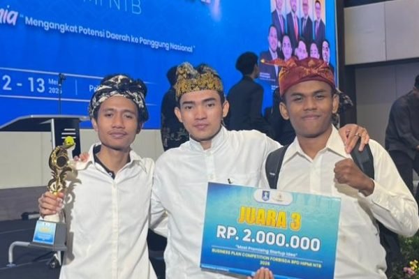 Muhamad Dicky, Aryanto Arbi, Zidni saat mendapatkan hadiah juara ke-3. Foto. Ist