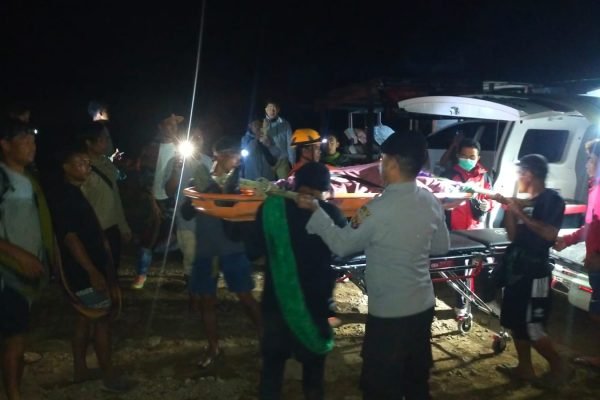 Proses evakuasi pendaki terjatuh di Gunung Rinjani. Foto. Ist