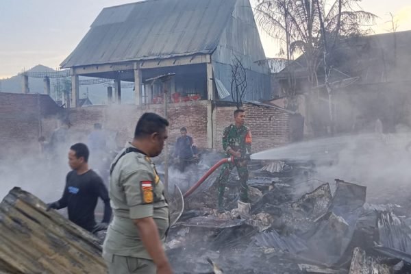 Belasan rumah hangus terbakar di Desa Lido Kabupaten Bima.