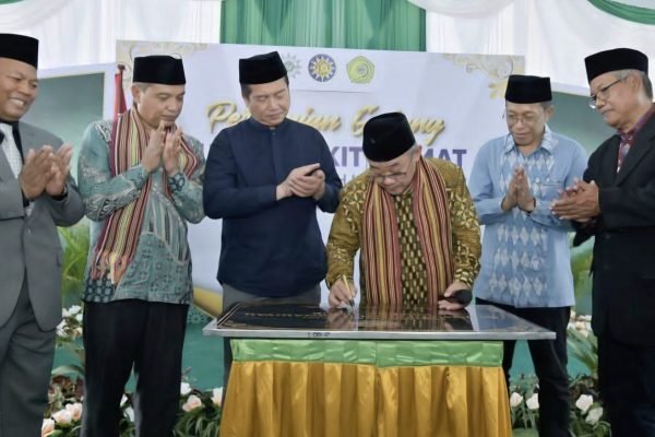 Mendikdasmen RI, Abdul Mu’ti, bersama Gubernur NTB, Lalu Muhamad Iqbal, saat meresmikan RS UMMAT PKU Muhammadiyah Lombok Timur. (poto kicknews.today/adpim)