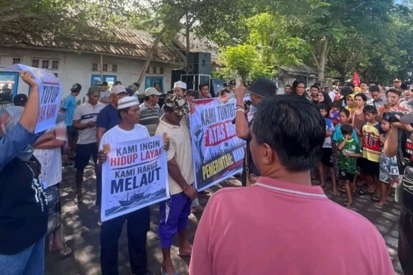 Ratusan nelayan dari tiga desa di Lombok Timur saat demontrasi di depan SPBN Tanjung Luar. Foto. Ist