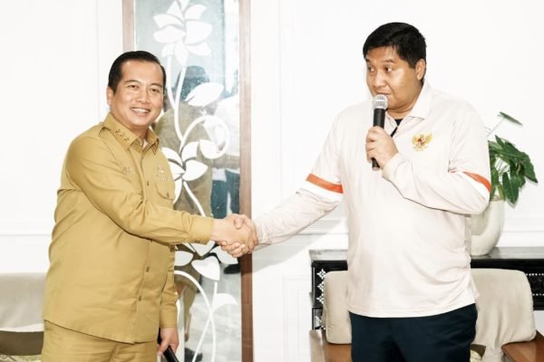 Gubernur NTB, Lalu Muhamad Iqbal bersama Menteri Perumahan dan Kawasan Permukiman Maruarar Sirait (foto kicknews.today/adpim)