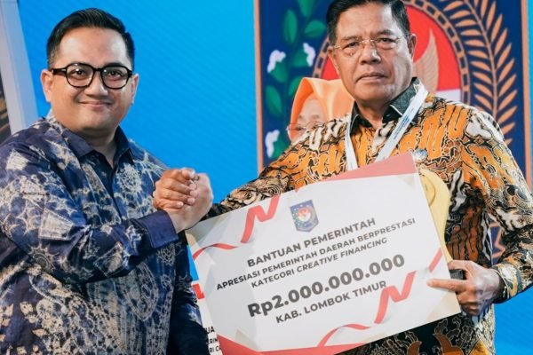 Bupati Lombok Timur, H. Haerul Warisin saat menerima insentif sebesar Rp 2 M.Dok. Foto. Pemda Lombok Timur