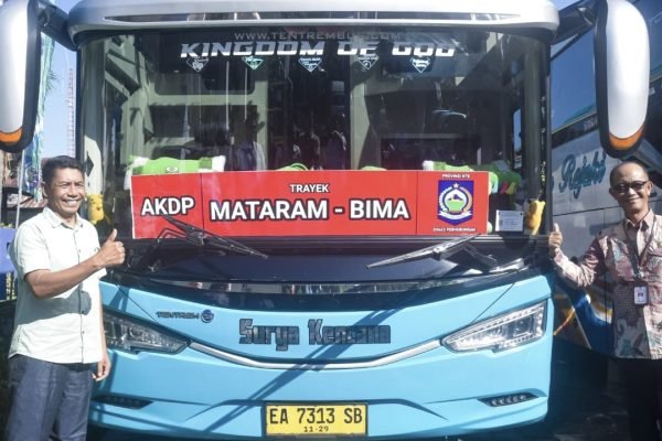 Dinas Perhubungan Provinsi Nusa Tenggara Barat (NTB) menyerahkan Sertifikat Sistem Manajemen Keselamatan Perusahaan Angkutan Umum kepada sejumlah perusahaan transportasi yang telah memenuhi standar keselamatan (poto kicknews.today/adpim)