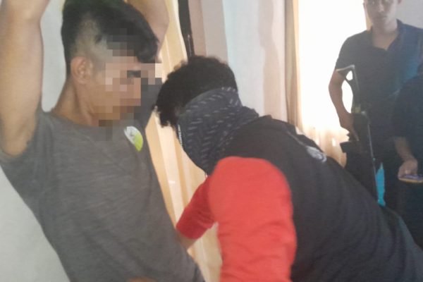Penggeledahan dilakukan di rumah terduga pelaku pengedar sabu di Keruak Lombok Timur. Foto. Ist