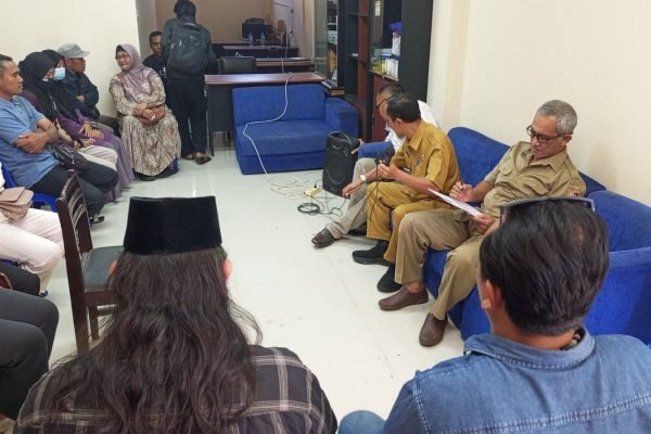 Audiensi Gerakan Masyarakat di kantor Dinas Perdagangan Lombok Timur. Foto. Ist