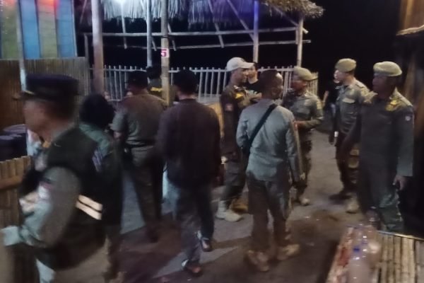 Petugas Pol PP dan OPD terkait melakukan patroli di sejumlah cafe di Lombok Timur. Foto. Ist