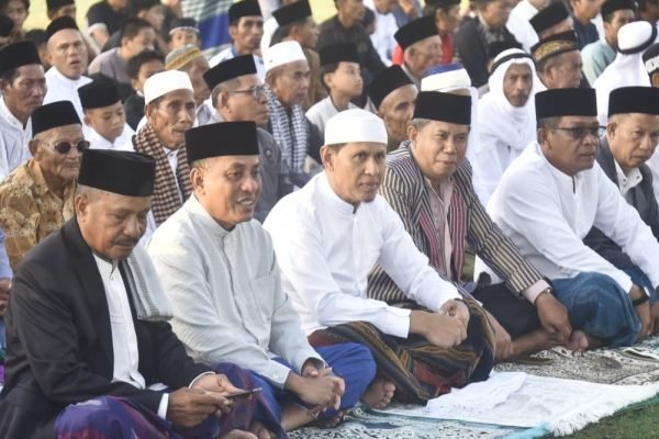 Bupati dan Wakil Bupati Bima salat Idul Adha di Lambu.
