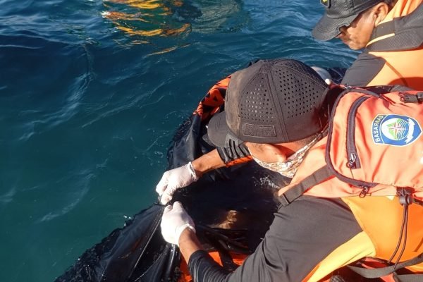 Tim SAR evakuasi korban tenggelam di perairan Sumbawa.