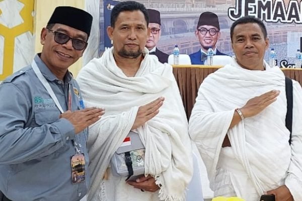 Kepala Kemenhaj Kota Bima H Eka Iskandar bersama jamaah haji.