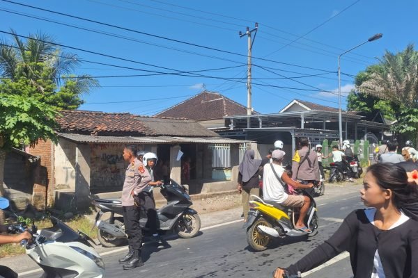 Pihak kepolisian membubarkan pelajaran yang akan melakukan perkelahian di luar sekolah SMAN 1 Keruak. Foto. Ist