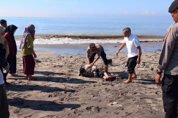 Penemuan mayat di pinggir pantai Labuhan Haji. Foto. Ist