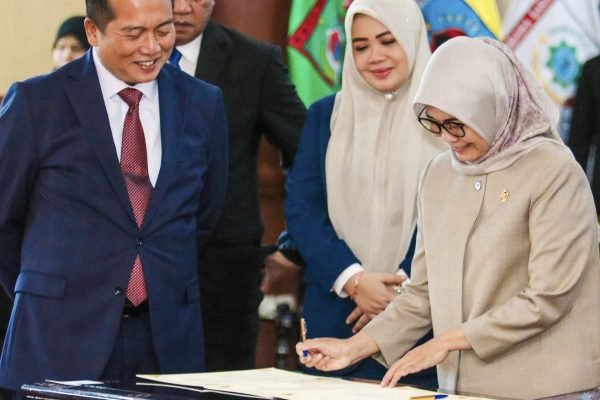 Ketua BPK RI, Dr. Isma Yatun, dalam Rapat Paripurna DPRD bersama Gubernur NTB Dr H Lalu Muhamad Iqbal dan Wakil Gubernur NTB Hj Indah Damayanti Putri (poto kicknews.today/adpim)