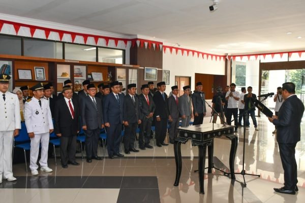 Bupati Lombok Timur, H. Haerul Warisin melantik 32 pejabat lingkup pemda Lombok Timur, foto. Dok. Pemda