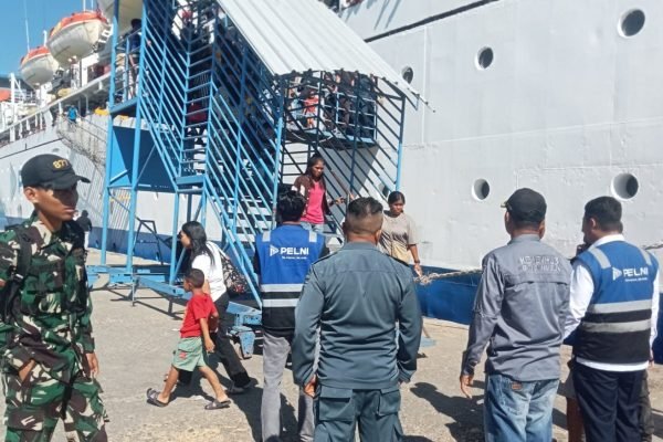 Petugas Pelni Cabang Bima saat memantau aktivitas penumpang kapal di Pelabuhan Bima.