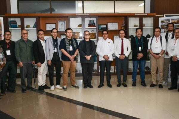 Para panitia penyelenggara menggelar presentasi karya lima finalis terbaik di ruang rapat Bupati Lombok Timur. foto. Dok. Pemda Lombok Timur