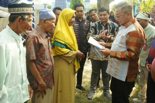 Wali Kota Bima H A Rahman menyerahkan secara simbolis PKH Daerah 2026.