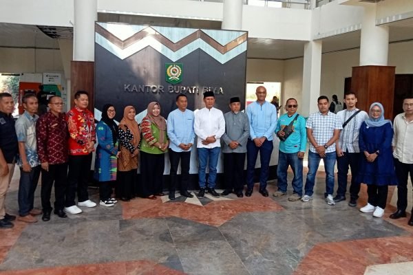 Foto bersama Wakil Bupati Bima, perwakilan GCERF, BNPT, Densus 88, LPA, NPID usai audiensi di ruang rapat Wakil Bupati Bima.