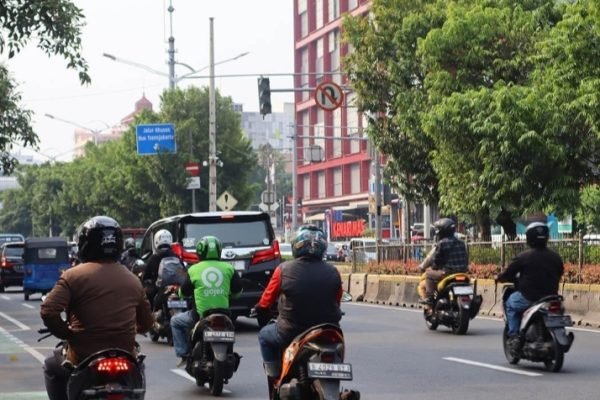 Potret kendaraan sepeda motor di jalan raya. (Foto kicknews.today/ist)