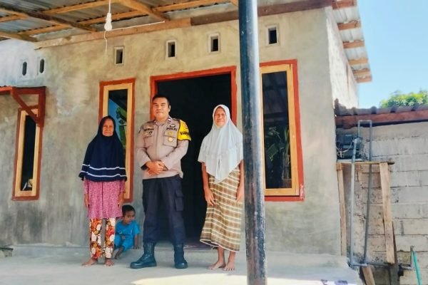 Bhabinkamtibmas Matua bangunkan rumah layak huni bagi janda lansia.
