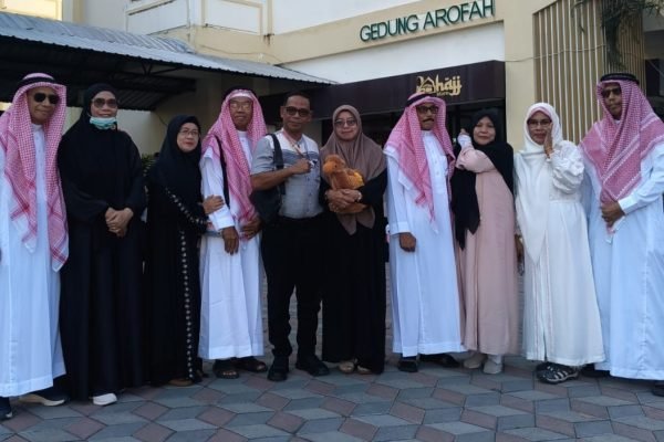 Kepala Kemenhaj Kota Bima H Eka Iskandar MSi bersamaan jamaah haji.