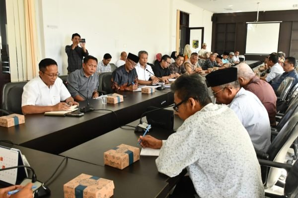 Hearing pemerintah daerah, forum komunikasi kepala desa dan OPD terkait di kantor DPRD Lombok Timur. Foto. Dok. Pemda