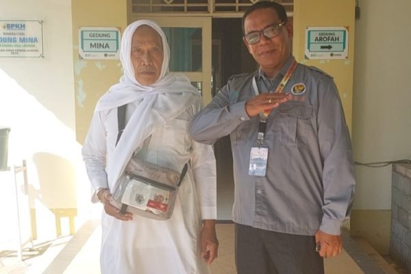 Kepala Kemenhaj Kota Bima H Eka Iskandar MSi bersama H Ma'atuk, jemaah haji terakhir Kota Bima.