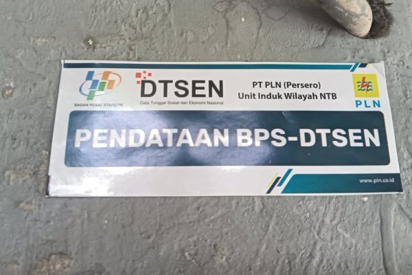 Stiker pendataan yang terpampang di sejumlah rumah warga di Sakra Barat. Foto. Ist
